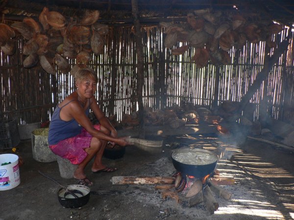 04- Femme kuna faisant  la cuisine 